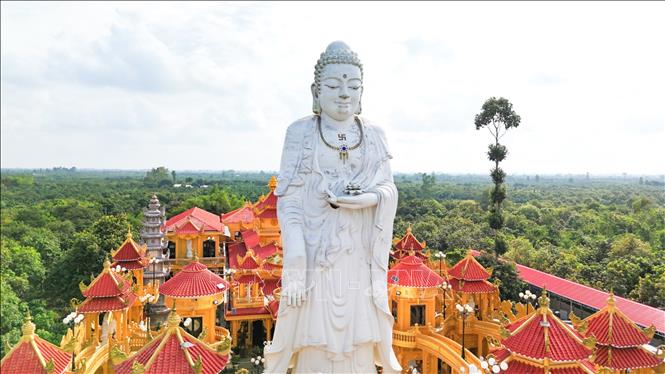 Tượng Phật Tổ A Di Đà được tôn trí trang nghiêm ở vị trí trung tâm chùa Phước Thành. Ảnh: Thanh Sang - TTXVN